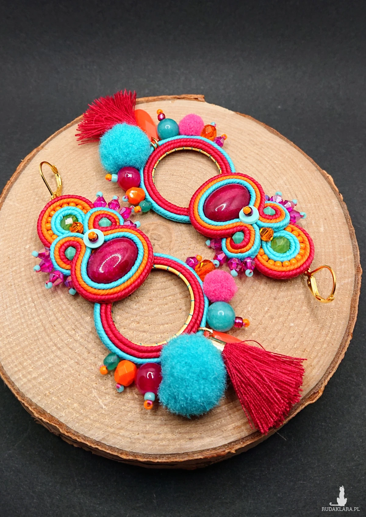 DŁUGIE KOLOROWE KOLCZYKI SUTASZ Z POMPONAMI